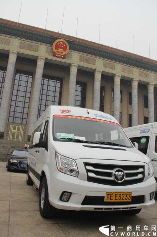 9月22日，“圆满完成胜利日阅兵外事用车保障任务表彰大会暨福田图雅诺‘致敬老兵计划’体验之旅”活动在北京人民大会堂盛大举行。表彰大会上，北京市人民政府外事办公室分别对胜利日阅兵期间做出突出贡献的福田汽车集团及北汽九龙第一分公司等四大汽车租赁公司进行了表彰；福田汽车集团与爱心速递基金联合开展的“致敬老兵计划”也同时启动。图为：福田图雅诺德系大VAN