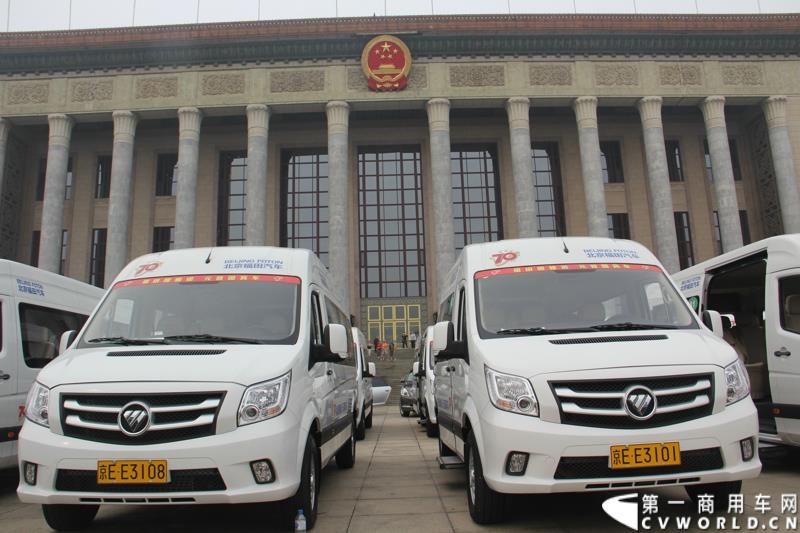 9月22日，“圆满完成胜利日阅兵外事用车保障任务表彰大会暨福田图雅诺‘致敬老兵计划’体验之旅”活动在北京人民大会堂盛大举行。表彰大会上，北京市人民政府外事办公室分别对胜利日阅兵期间做出突出贡献的福田汽车集团及北汽九龙第一分公司等四大汽车租赁公司进行了表彰；福田汽车集团与爱心速递基金联合开展的“致敬老兵计划”也同时启动。图为：福田图雅诺德系大VAN