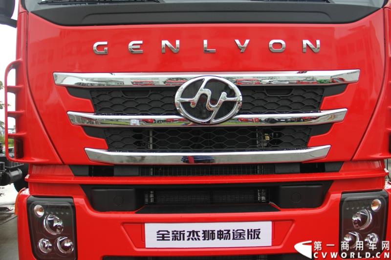  9月19日，红岩杰卡和全新杰狮畅途版牵引车在山城重庆宣布正式上市。390马力红岩杰卡售价24.88万，350马力红岩杰卡售价23.98万！科索13L 480马力全新杰狮畅途版售价33.88万！图为：480马力全新杰狮畅途版牵引车