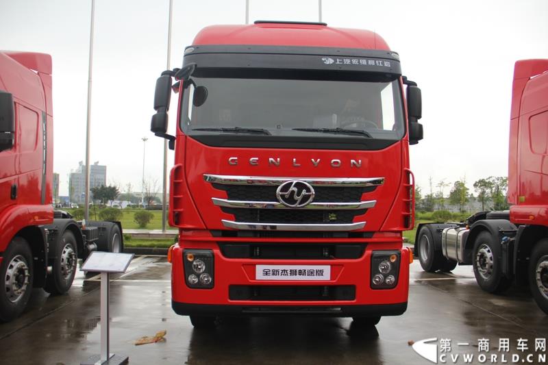  9月19日，红岩杰卡和全新杰狮畅途版牵引车在山城重庆宣布正式上市。390马力红岩杰卡售价24.88万，350马力红岩杰卡售价23.98万！科索13L 480马力全新杰狮畅途版售价33.88万！图为：480马力全新杰狮畅途版牵引车