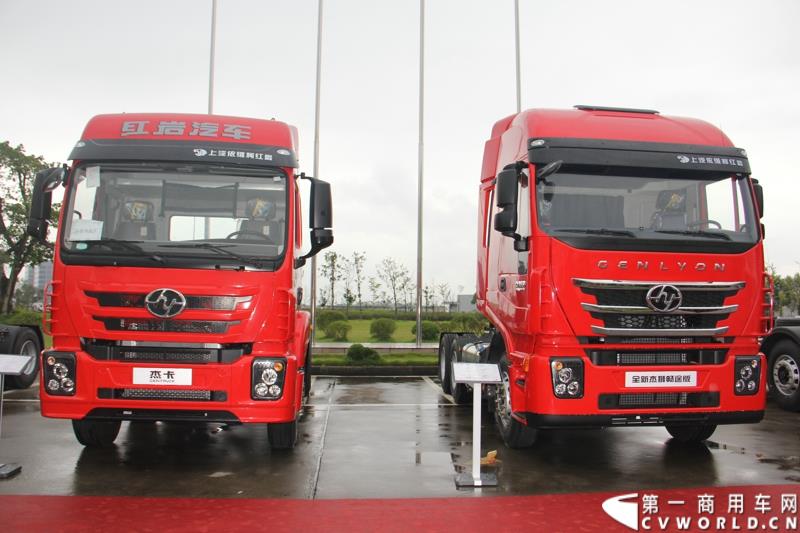  9月19日，红岩杰卡和全新杰狮畅途版牵引车在山城重庆宣布正式上市。390马力红岩杰卡售价24.88万，350马力红岩杰卡售价23.98万！科索13L 480马力全新杰狮畅途版售价33.88万！图为：红岩杰卡和全新杰狮畅途版牵引车