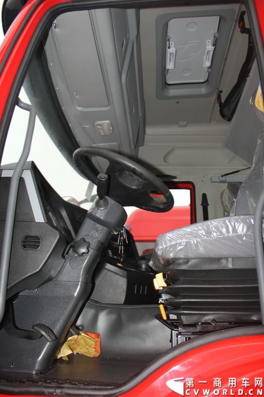  9月19日，红岩杰卡和全新杰狮畅途版牵引车在山城重庆宣布正式上市。390马力红岩杰卡售价24.88万，350马力红岩杰卡售价23.98万！科索13L 480马力全新杰狮畅途版售价33.88万！图为：红岩杰卡驾驶室