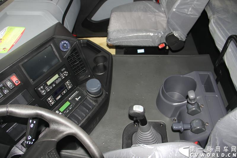  9月19日，红岩杰卡和全新杰狮畅途版牵引车在山城重庆宣布正式上市。390马力红岩杰卡售价24.88万，350马力红岩杰卡售价23.98万！科索13L 480马力全新杰狮畅途版售价33.88万！图为：红岩杰卡驾驶室