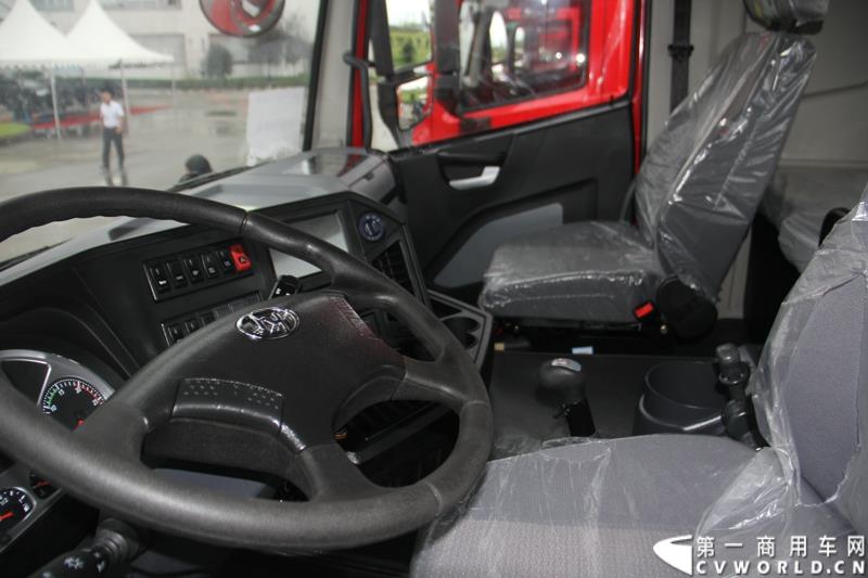  9月19日，红岩杰卡和全新杰狮畅途版牵引车在山城重庆宣布正式上市。390马力红岩杰卡售价24.88万，350马力红岩杰卡售价23.98万！科索13L 480马力全新杰狮畅途版售价33.88万！图为：红岩杰卡驾驶室