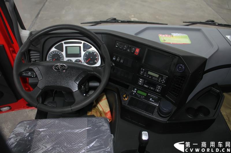  9月19日，红岩杰卡和全新杰狮畅途版牵引车在山城重庆宣布正式上市。390马力红岩杰卡售价24.88万，350马力红岩杰卡售价23.98万！科索13L 480马力全新杰狮畅途版售价33.88万！图为：红岩杰卡驾驶室