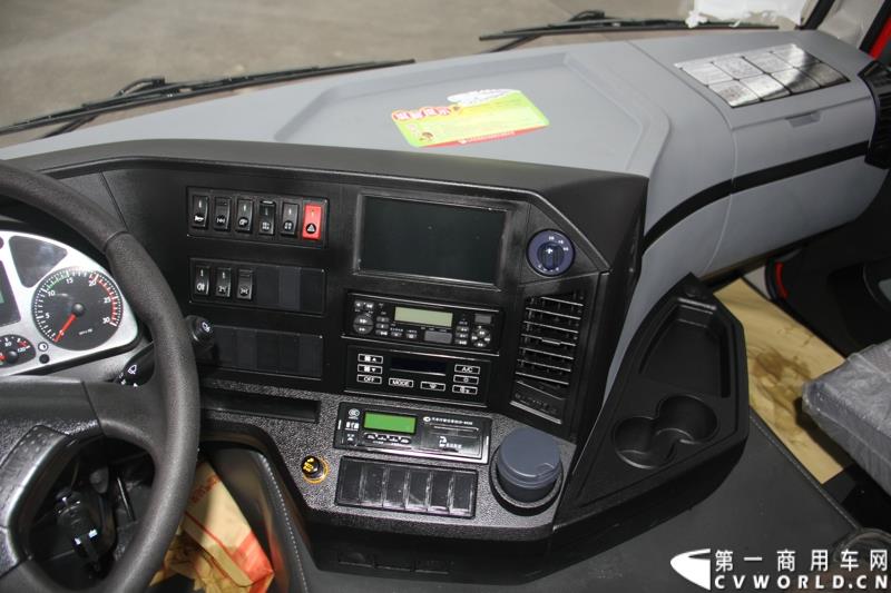  9月19日，红岩杰卡和全新杰狮畅途版牵引车在山城重庆宣布正式上市。390马力红岩杰卡售价24.88万，350马力红岩杰卡售价23.98万！科索13L 480马力全新杰狮畅途版售价33.88万！图为：红岩杰卡驾驶室