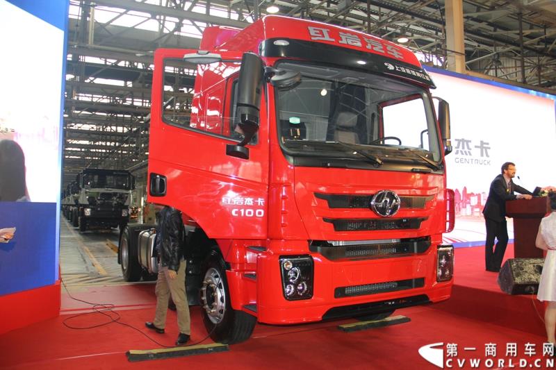  9月19日，红岩杰卡和全新杰狮畅途版牵引车在山城重庆宣布正式上市。390马力红岩杰卡售价24.88万，350马力红岩杰卡售价23.98万！科索13L 480马力全新杰狮畅途版售价33.88万！图为：红岩杰卡上市发布