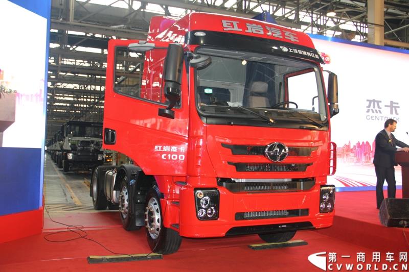  9月19日，红岩杰卡和全新杰狮畅途版牵引车在山城重庆宣布正式上市。390马力红岩杰卡售价24.88万，350马力红岩杰卡售价23.98万！科索13L 480马力全新杰狮畅途版售价33.88万！图为：红岩杰卡上市发布