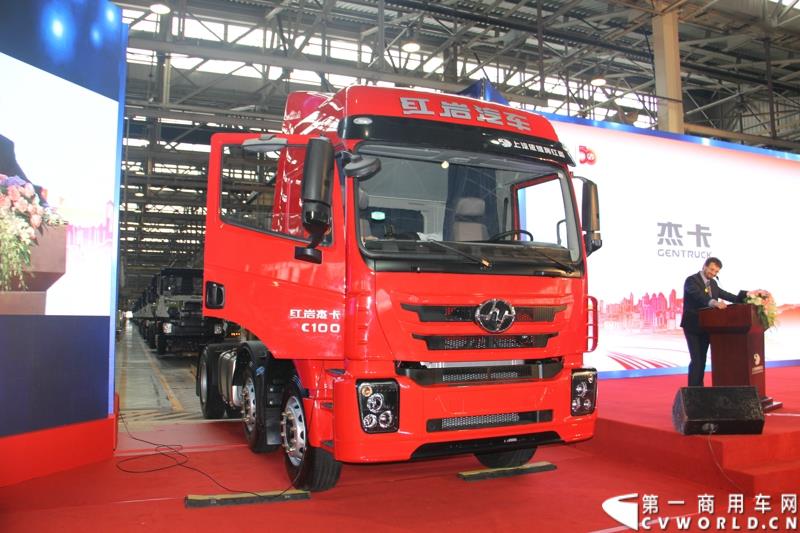  9月19日，红岩杰卡和全新杰狮畅途版牵引车在山城重庆宣布正式上市。390马力红岩杰卡售价24.88万，350马力红岩杰卡售价23.98万！科索13L 480马力全新杰狮畅途版售价33.88万！图为：红岩杰卡上市发布