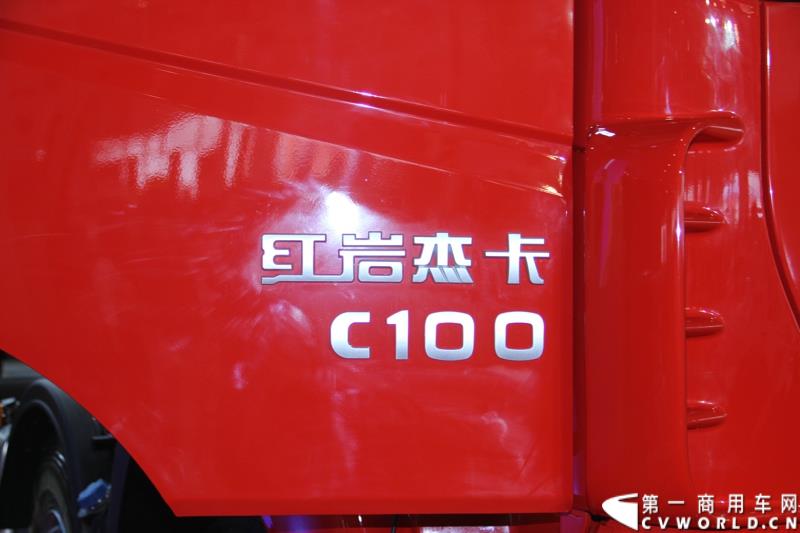  9月19日，红岩杰卡和全新杰狮畅途版牵引车在山城重庆宣布正式上市。390马力红岩杰卡售价24.88万，350马力红岩杰卡售价23.98万！科索13L 480马力全新杰狮畅途版售价33.88万！图为：红岩杰卡上市发布