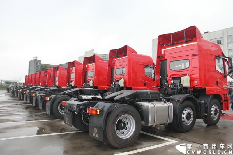  9月19日，红岩杰卡和全新杰狮畅途版牵引车在山城重庆宣布正式上市。390马力红岩杰卡售价24.88万，350马力红岩杰卡售价23.98万！科索13L 480马力全新杰狮畅途版售价33.88万！图为：红岩杰卡窄体重卡