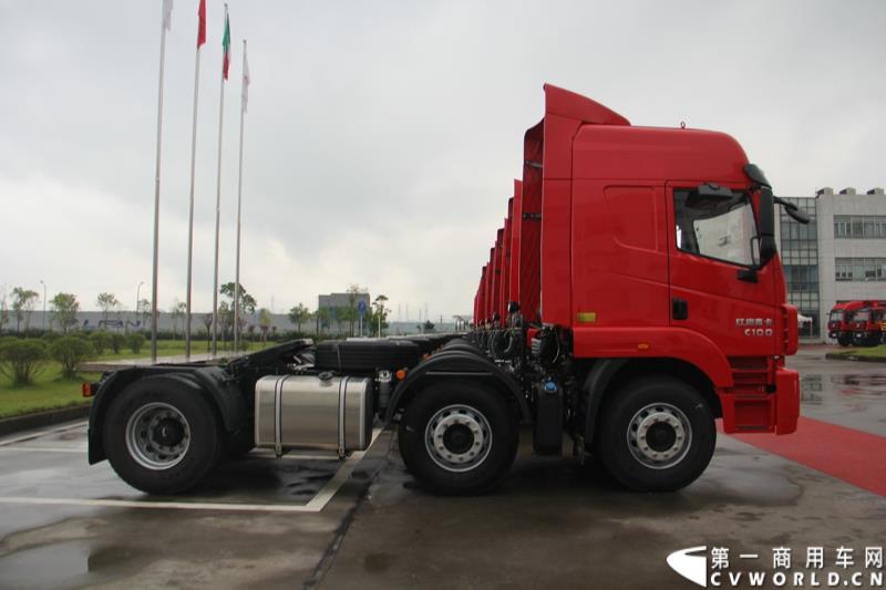  9月19日，红岩杰卡和全新杰狮畅途版牵引车在山城重庆宣布正式上市。390马力红岩杰卡售价24.88万，350马力红岩杰卡售价23.98万！科索13L 480马力全新杰狮畅途版售价33.88万！图为：红岩杰卡窄体重卡