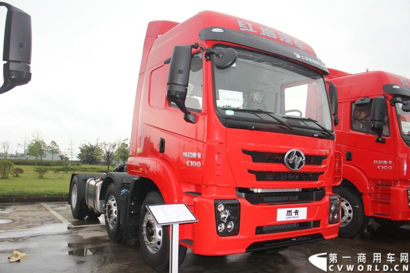  9月19日，红岩杰卡和全新杰狮畅途版牵引车在山城重庆宣布正式上市。390马力红岩杰卡售价24.88万，350马力红岩杰卡售价23.98万！科索13L 480马力全新杰狮畅途版售价33.88万！图为：红岩杰卡窄体重卡