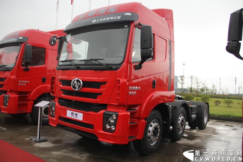  9月19日，红岩杰卡和全新杰狮畅途版牵引车在山城重庆宣布正式上市。390马力红岩杰卡售价24.88万，350马力红岩杰卡售价23.98万！科索13L 480马力全新杰狮畅途版售价33.88万！图为：红岩杰卡窄体重卡