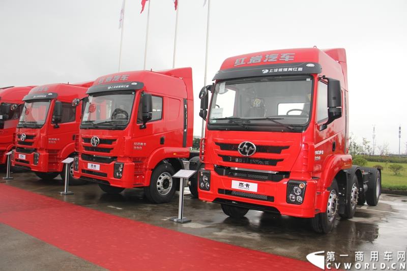  9月19日，红岩杰卡和全新杰狮畅途版牵引车在山城重庆宣布正式上市。390马力红岩杰卡售价24.88万，350马力红岩杰卡售价23.98万！科索13L 480马力全新杰狮畅途版售价33.88万！图为：红岩杰卡窄体重卡