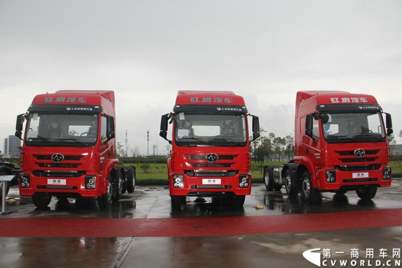  9月19日，红岩杰卡和全新杰狮畅途版牵引车在山城重庆宣布正式上市。390马力红岩杰卡售价24.88万，350马力红岩杰卡售价23.98万！科索13L 480马力全新杰狮畅途版售价33.88万！图为：红岩杰卡窄体重卡