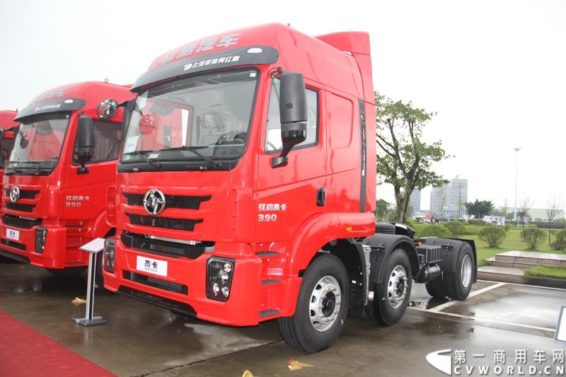  9月19日，红岩杰卡和全新杰狮畅途版牵引车在山城重庆宣布正式上市。390马力红岩杰卡售价24.88万，350马力红岩杰卡售价23.98万！科索13L 480马力全新杰狮畅途版售价33.88万！图为：红岩杰卡窄体重卡