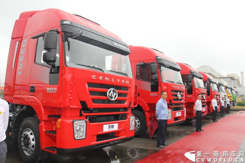  9月19日，红岩杰卡和全新杰狮畅途版牵引车在山城重庆宣布正式上市。390马力红岩杰卡售价24.88万，350马力红岩杰卡售价23.98万！科索13L 480马力全新杰狮畅途版售价33.88万！图为：红岩杰狮重卡展示