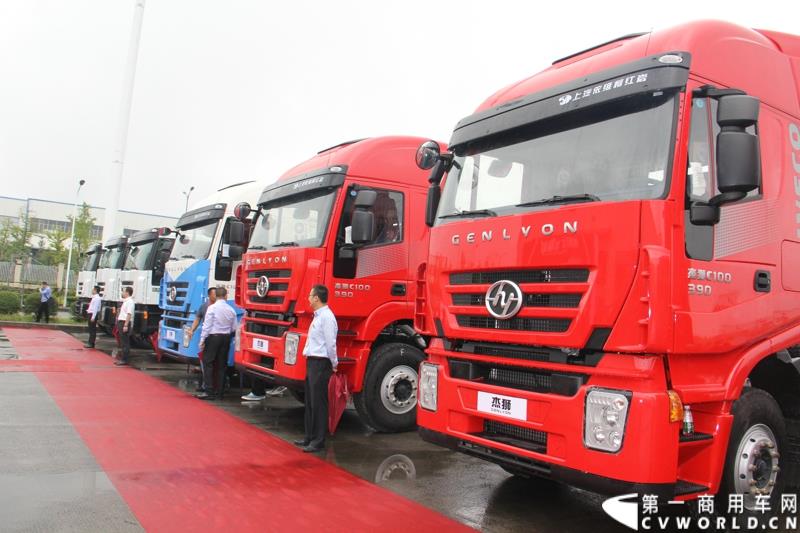  9月19日，红岩杰卡和全新杰狮畅途版牵引车在山城重庆宣布正式上市。390马力红岩杰卡售价24.88万，350马力红岩杰卡售价23.98万！科索13L 480马力全新杰狮畅途版售价33.88万！图为：红岩杰狮重卡展示