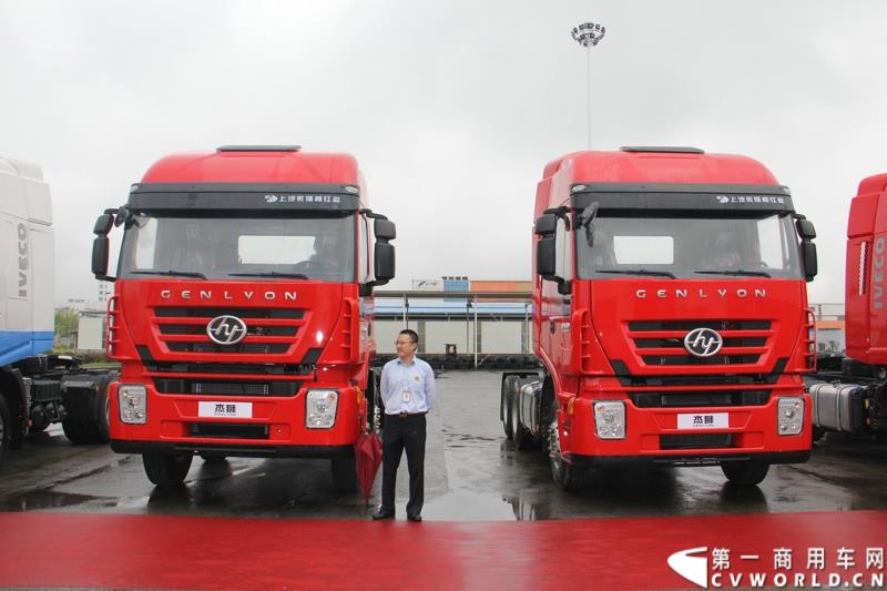  9月19日，红岩杰卡和全新杰狮畅途版牵引车在山城重庆宣布正式上市。390马力红岩杰卡售价24.88万，350马力红岩杰卡售价23.98万！科索13L 480马力全新杰狮畅途版售价33.88万！图为：红岩杰狮重卡展示