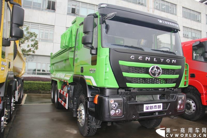  9月19日，红岩杰卡和全新杰狮畅途版牵引车在山城重庆宣布正式上市。390马力红岩杰卡售价24.88万，350马力红岩杰卡售价23.98万！科索13L 480马力全新杰狮畅途版售价33.88万！图为：全新红岩杰狮重卡新品