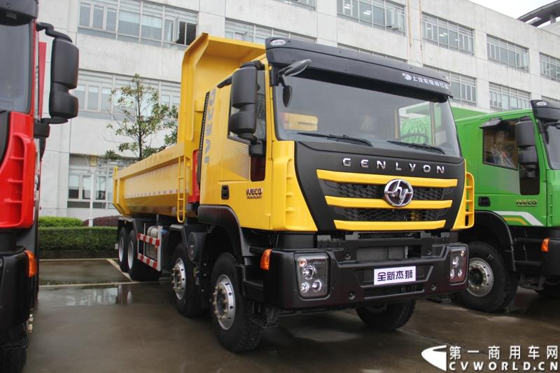  9月19日，红岩杰卡和全新杰狮畅途版牵引车在山城重庆宣布正式上市。390马力红岩杰卡售价24.88万，350马力红岩杰卡售价23.98万！科索13L 480马力全新杰狮畅途版售价33.88万！图为：全新红岩杰狮重卡新品