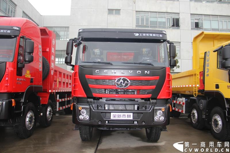  9月19日，红岩杰卡和全新杰狮畅途版牵引车在山城重庆宣布正式上市。390马力红岩杰卡售价24.88万，350马力红岩杰卡售价23.98万！科索13L 480马力全新杰狮畅途版售价33.88万！图为：全新红岩杰狮重卡新品