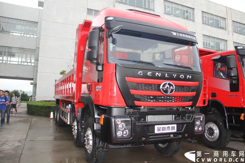  9月19日，红岩杰卡和全新杰狮畅途版牵引车在山城重庆宣布正式上市。390马力红岩杰卡售价24.88万，350马力红岩杰卡售价23.98万！科索13L 480马力全新杰狮畅途版售价33.88万！图为：全新红岩杰狮重卡新品