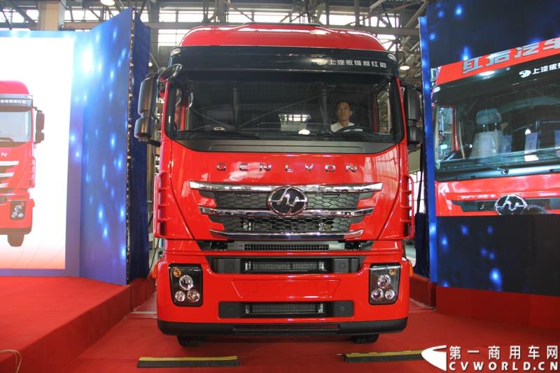  9月19日，红岩杰卡和全新杰狮畅途版牵引车在山城重庆宣布正式上市。390马力红岩杰卡售价24.88万，350马力红岩杰卡售价23.98万！科索13L 480马力全新杰狮畅途版售价33.88万！图为：全新杰狮畅途版牵引车上市发布