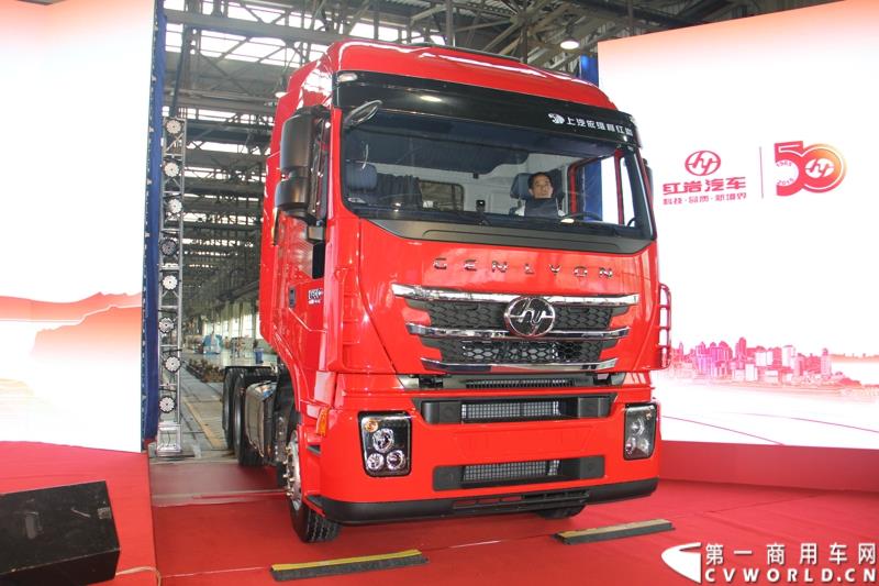  9月19日，红岩杰卡和全新杰狮畅途版牵引车在山城重庆宣布正式上市。390马力红岩杰卡售价24.88万，350马力红岩杰卡售价23.98万！科索13L 480马力全新杰狮畅途版售价33.88万！图为：全新杰狮畅途版牵引车上市发布