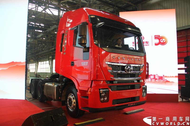  9月19日，红岩杰卡和全新杰狮畅途版牵引车在山城重庆宣布正式上市。390马力红岩杰卡售价24.88万，350马力红岩杰卡售价23.98万！科索13L 480马力全新杰狮畅途版售价33.88万！图为：全新杰狮畅途版牵引车上市发布