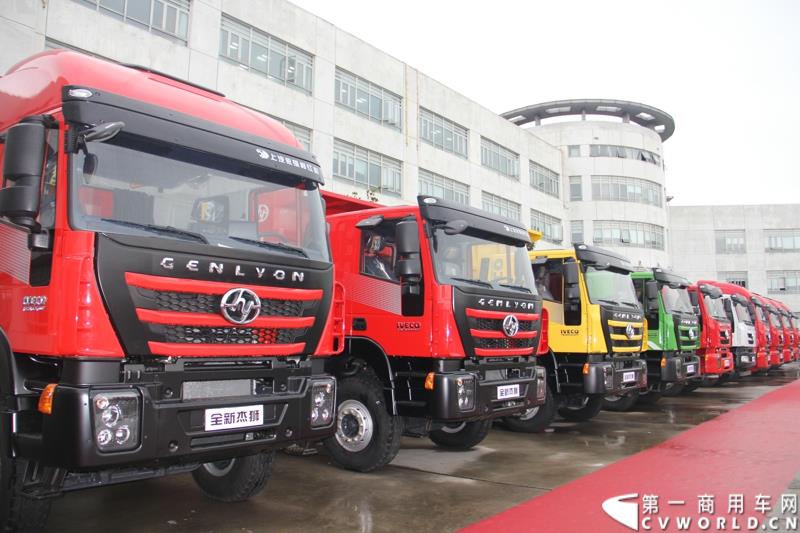  9月19日，红岩杰卡和全新杰狮畅途版牵引车在山城重庆宣布正式上市。390马力红岩杰卡售价24.88万，350马力红岩杰卡售价23.98万！科索13L 480马力全新杰狮畅途版售价33.88万！图为：全新红岩杰狮重卡新品