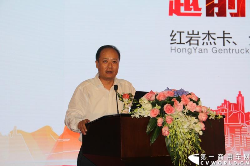  9月19日，红岩杰卡和全新杰狮畅途版牵引车在山城重庆宣布正式上市。390马力红岩杰卡售价24.88万，350马力红岩杰卡售价23.98万！科索13L 480马力全新杰狮畅途版售价33.88万！图为：上汽商用车事业部副总经理于琼根致辞