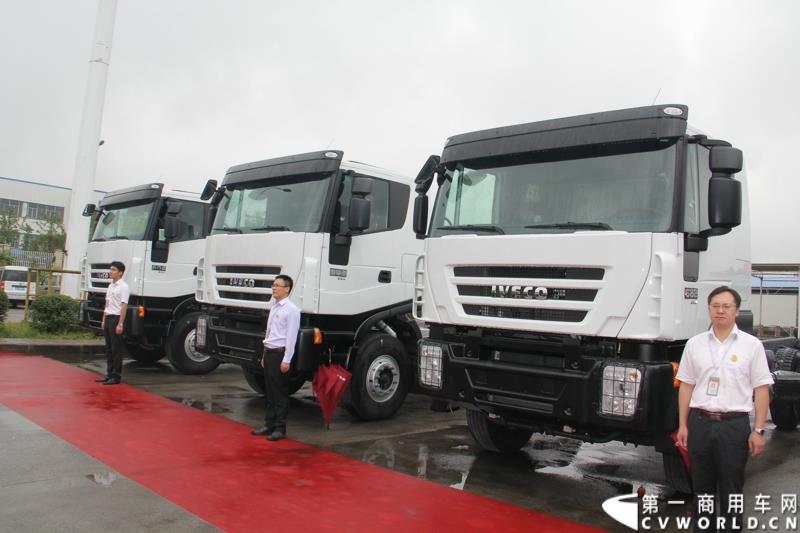  9月19日，红岩杰卡和全新杰狮畅途版牵引车在山城重庆宣布正式上市。390马力红岩杰卡售价24.88万，350马力红岩杰卡售价23.98万！科索13L 480马力全新杰狮畅途版售价33.88万！图为：用于出口的红岩杰狮