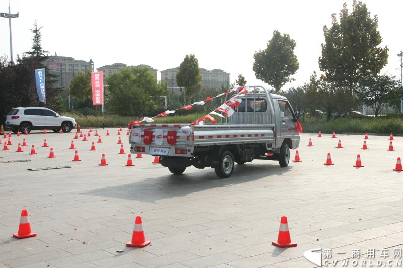 9月25日，在山东潍坊，江淮轻型商用车“康铃X3百城联动”上市发布会盛大开幕。据了解，全面升级的康铃X3微卡，当天在河北、安徽、四川等全国近百个城市同步上市。图为：康铃X3互动体验环节 