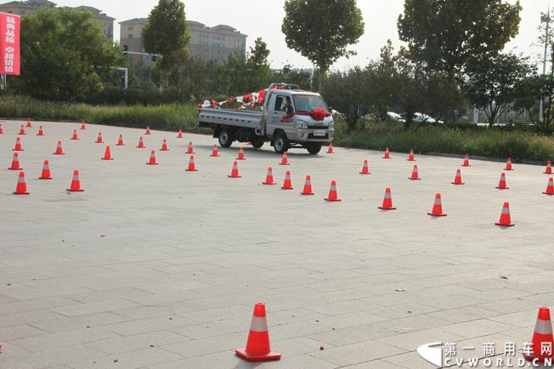 9月25日，在山东潍坊，江淮轻型商用车“康铃X3百城联动”上市发布会盛大开幕。据了解，全面升级的康铃X3微卡，当天在河北、安徽、四川等全国近百个城市同步上市。图为：康铃X3互动体验环节 