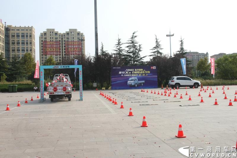 9月25日，在山东潍坊，江淮轻型商用车“康铃X3百城联动”上市发布会盛大开幕。据了解，全面升级的康铃X3微卡，当天在河北、安徽、四川等全国近百个城市同步上市。图为：康铃X3互动体验环节 