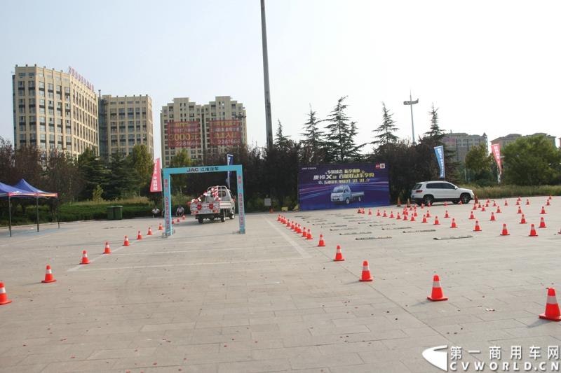 9月25日，在山东潍坊，江淮轻型商用车“康铃X3百城联动”上市发布会盛大开幕。据了解，全面升级的康铃X3微卡，当天在河北、安徽、四川等全国近百个城市同步上市。图为：康铃X3互动体验环节 