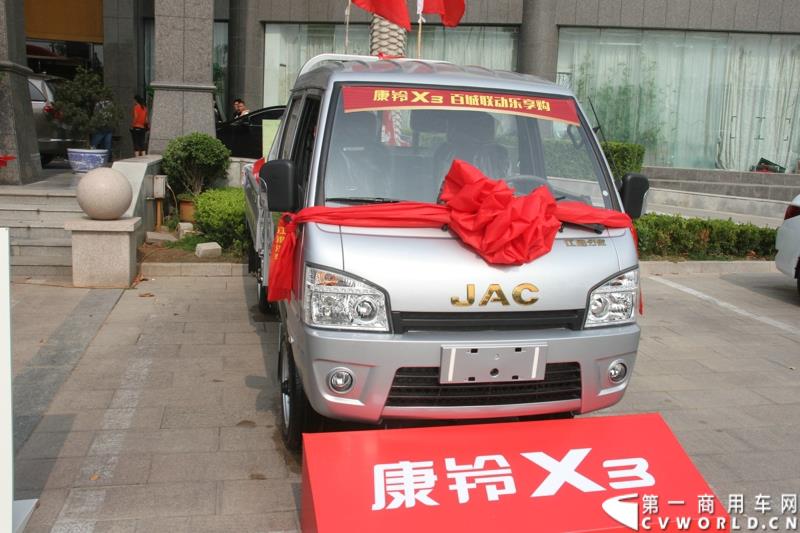 9月25日，在山东潍坊，江淮轻型商用车“康铃X3百城联动”上市发布会盛大开幕。据了解，全面升级的康铃X3微卡，当天在河北、安徽、四川等全国近百个城市同步上市。图为：康铃X3微卡