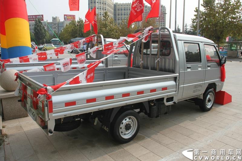 9月25日，在山东潍坊，江淮轻型商用车“康铃X3百城联动”上市发布会盛大开幕。据了解，全面升级的康铃X3微卡，当天在河北、安徽、四川等全国近百个城市同步上市。图为：康铃X3微卡