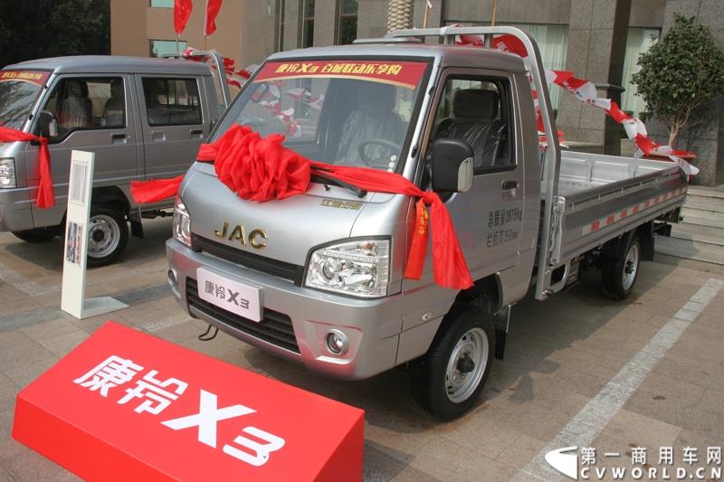 9月25日，在山东潍坊，江淮轻型商用车“康铃X3百城联动”上市发布会盛大开幕。据了解，全面升级的康铃X3微卡，当天在河北、安徽、四川等全国近百个城市同步上市。图为：康铃X3微卡