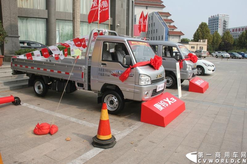 9月25日，在山东潍坊，江淮轻型商用车“康铃X3百城联动”上市发布会盛大开幕。据了解，全面升级的康铃X3微卡，当天在河北、安徽、四川等全国近百个城市同步上市。图为：康铃X3微卡