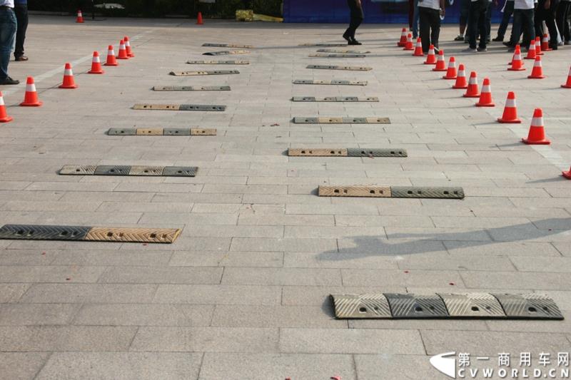 9月25日，在山东潍坊，江淮轻型商用车“康铃X3百城联动”上市发布会盛大开幕。据了解，全面升级的康铃X3微卡，当天在河北、安徽、四川等全国近百个城市同步上市。图为：互动体验场景设置