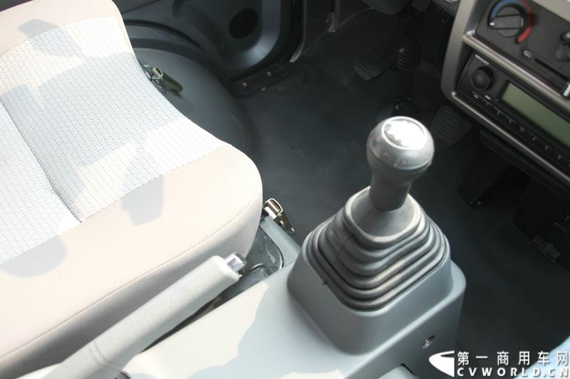 9月25日，在山东潍坊，江淮轻型商用车“康铃X3百城联动”上市发布会盛大开幕。据了解，全面升级的康铃X3微卡，当天在河北、安徽、四川等全国近百个城市同步上市。图为：康铃X3内饰