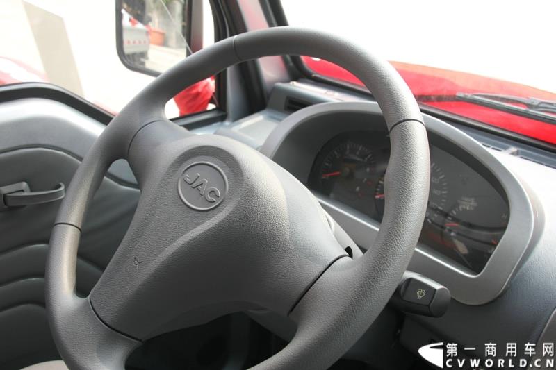 9月25日，在山东潍坊，江淮轻型商用车“康铃X3百城联动”上市发布会盛大开幕。据了解，全面升级的康铃X3微卡，当天在河北、安徽、四川等全国近百个城市同步上市。图为：康铃X3内饰