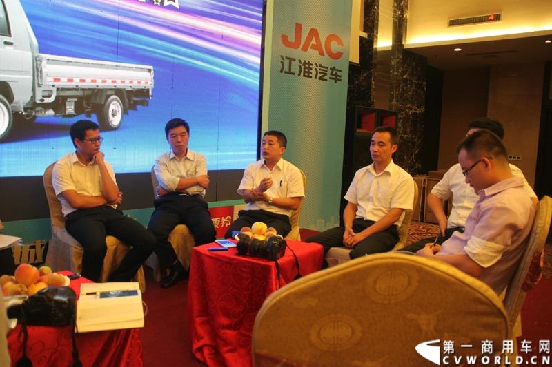 9月25日，在山东潍坊，江淮轻型商用车“康铃X3百城联动”上市发布会盛大开幕。据了解，全面升级的康铃X3微卡，当天在河北、安徽、四川等全国近百个城市同步上市。图为：康铃营销公司领导及潍坊经销商接受媒体采访