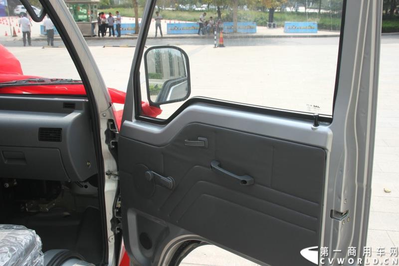 9月25日，在山东潍坊，江淮轻型商用车“康铃X3百城联动”上市发布会盛大开幕。据了解，全面升级的康铃X3微卡，当天在河北、安徽、四川等全国近百个城市同步上市。图为：康铃X3内饰