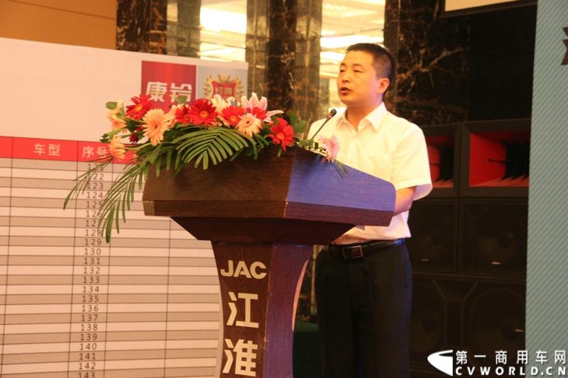9月25日，在山东潍坊，江淮轻型商用车“康铃X3百城联动”上市发布会盛大开幕。据了解，全面升级的康铃X3微卡，当天在河北、安徽、四川等全国近百个城市同步上市。图为：康铃营销公司销售管理部部长聂新成致辞
