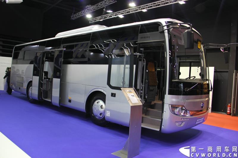备受瞩目的世界客车博览会（Busworld 2015，也称欧洲客车展）于10月16日在比利时盛大开幕。中国客车品牌宇通携九款车型参展，展示了中国最大客车制造企业的实力，也以优良的适应性产品向欧洲客户抛出橄榄枝。图为：宇通10米自动挡校车