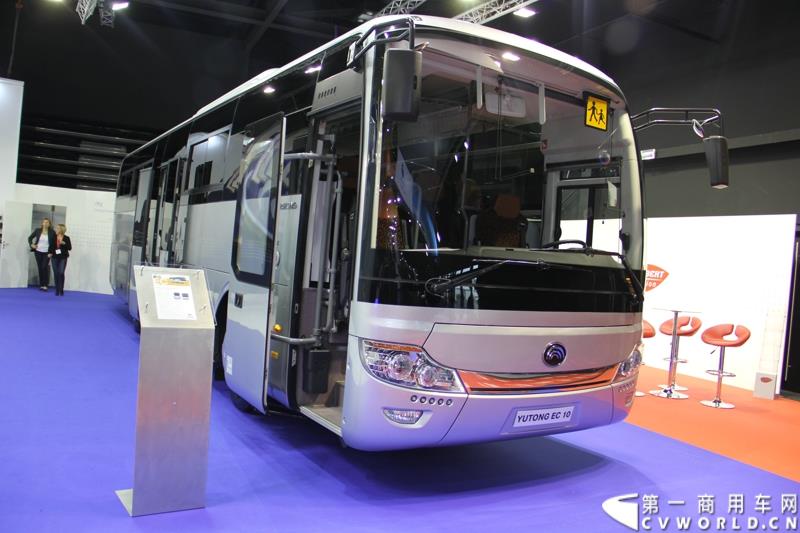 备受瞩目的世界客车博览会（Busworld 2015，也称欧洲客车展）于10月16日在比利时盛大开幕。中国客车品牌宇通携九款车型参展，展示了中国最大客车制造企业的实力，也以优良的适应性产品向欧洲客户抛出橄榄枝。图为：宇通10米自动挡校车